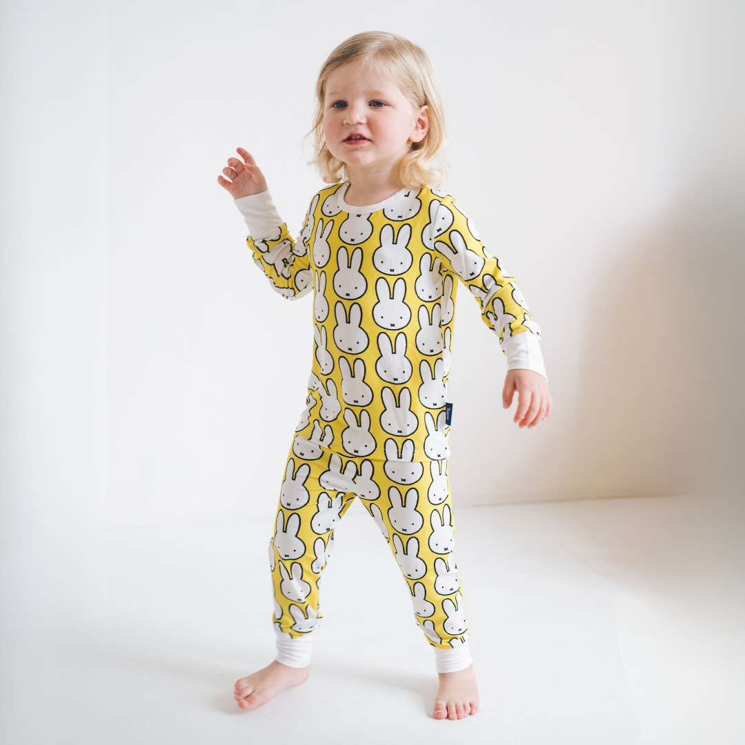 Barn klätt i pyjamaset ”Hello Yellow” i bambu från barnkollektionen Miffy