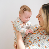Baby iført ZIPSTER x Miffy Ternet Bloom bambus-babyheldragt