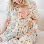 Baby iført ZIPSTER x Miffy Ternet Bloom bambus-babyheldragt