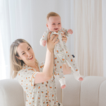 Baby iført ZIPSTER x Miffy Ternet Bloom bambus-babyheldragt