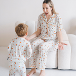 Frau, die das Damen-Pyjama-Set Miffy „Checkered Bloom“ aus Bambus trägt