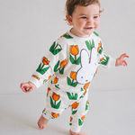 Kind dat de nijntje draagt, een bamboe-loungeset met ‘Meadow’-tulpenprint