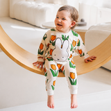 Kind dat de nijntje draagt, een bamboe-loungeset met ‘Meadow’-tulpenprint