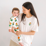 Kind dat de nijntje draagt, een bamboe-loungeset met ‘Meadow’-tulpenprint