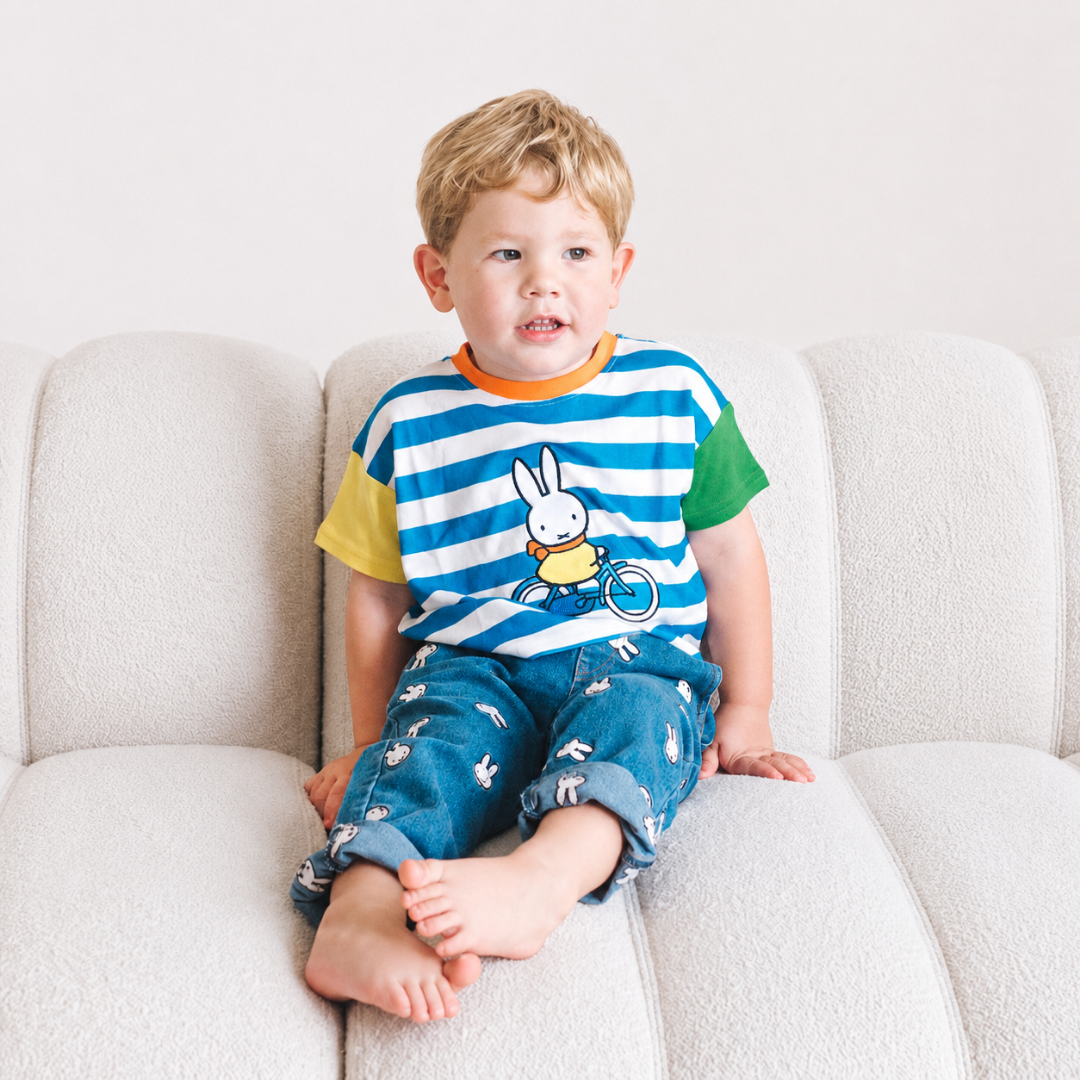 Barn iført den stribede ringer-børnet-shirt Miffy fra Move