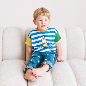Barn iført den stribede ringer-børnet-shirt Miffy fra Move