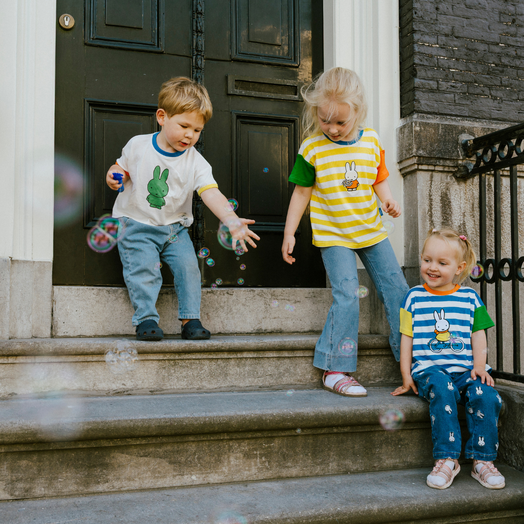 Barn iført Miffy i Bloom-stribet ringer-T-shirt til børn