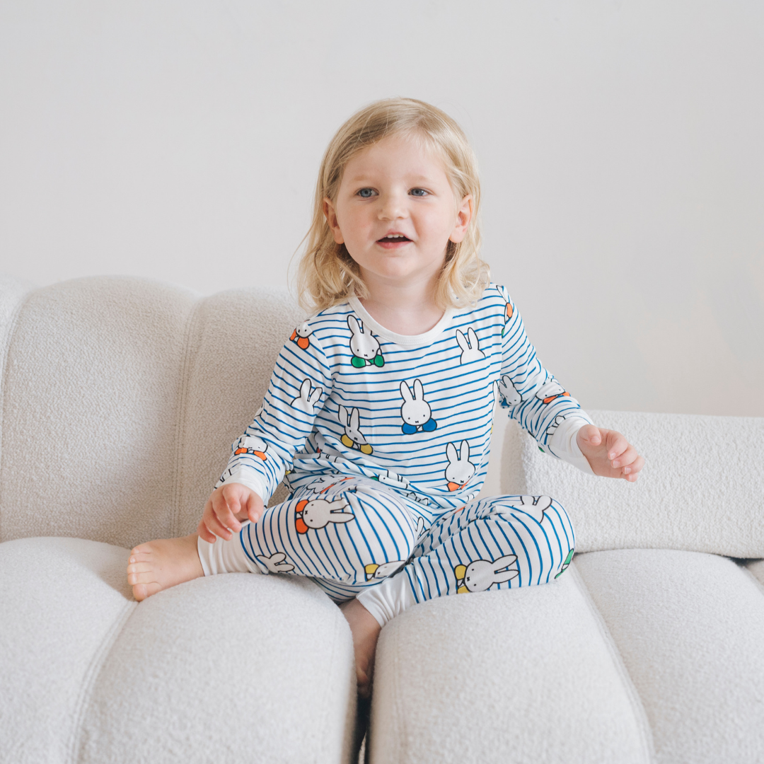Barn iført Miffy Peek-a-Boo Blue-pyjamasæt i bambus til børn