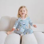 Barn iført Miffy Peek-a-Boo Blue-pyjamasæt i bambus til børn