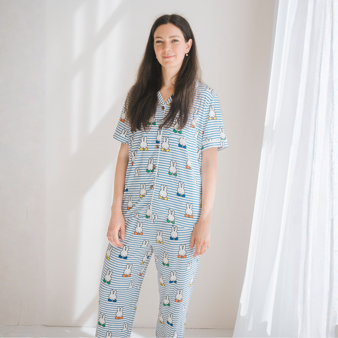Femme portant l'ensemble de pyjama en bambou « Ladies Miffy Peek-a-Boo Blue »
