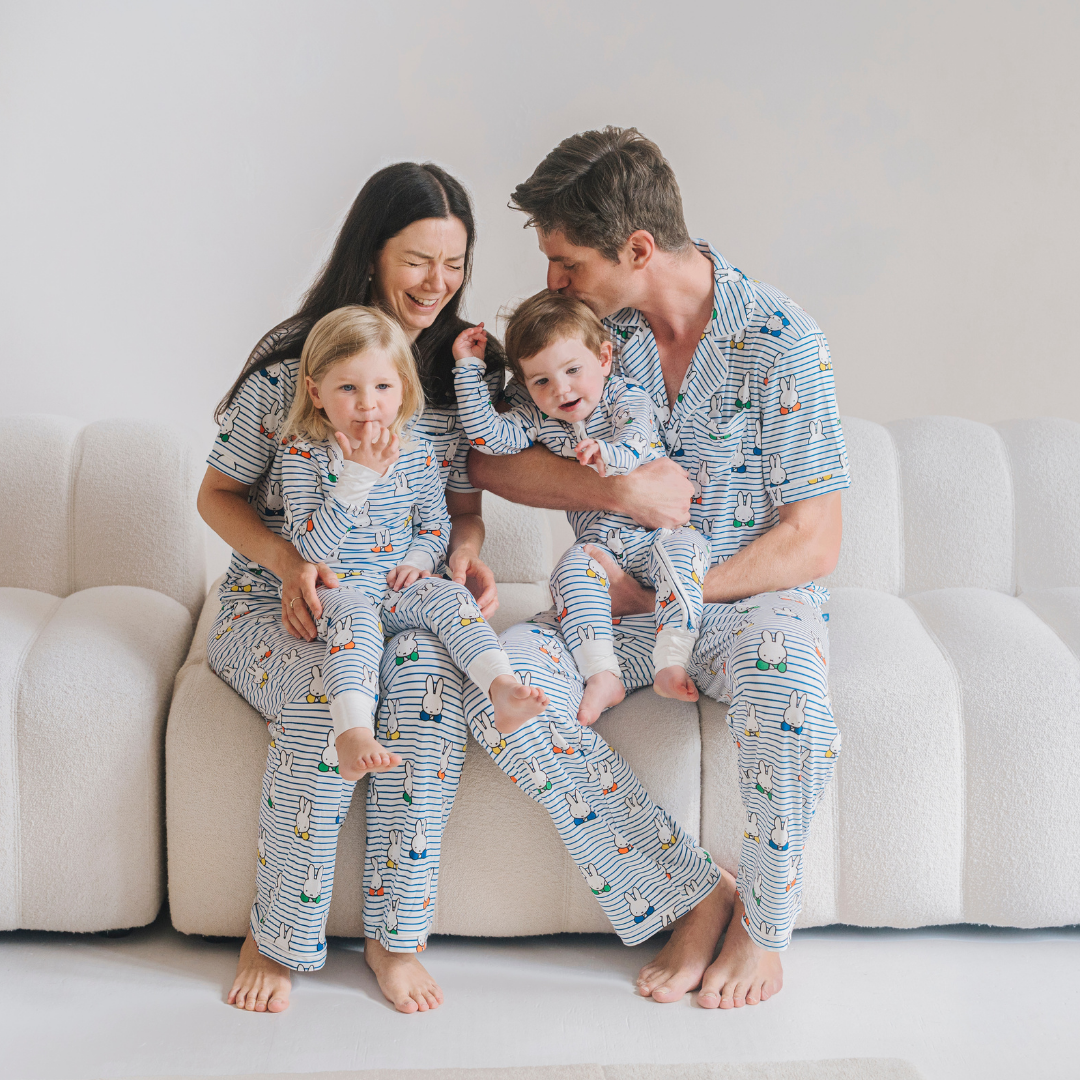 Barn iført Miffy Peek-a-Boo Blue-pyjamasæt i bambus til børn
