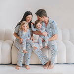 Barn iført Miffy Peek-a-Boo Blue-pyjamasæt i bambus til børn