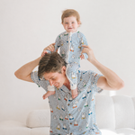 Bambino con indosso il ZIPSTER x Miffy Peek-a-Boo Blue in bambù Pagliaccetto