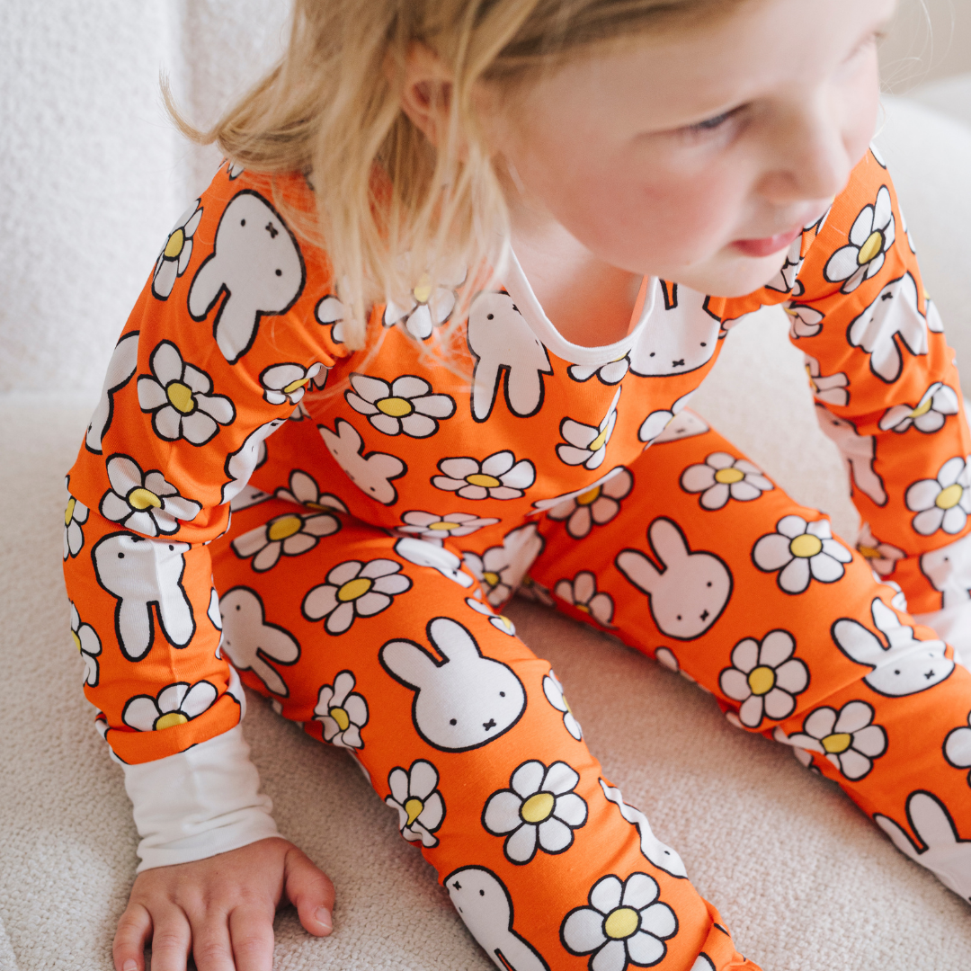 Barn iført Miffy Daisy Days-pyjamasæt i bambus til børn