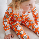 Barn iført Miffy Daisy Days-pyjamasæt i bambus til børn