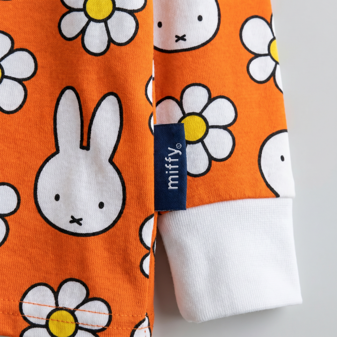 Barn iført Miffy Daisy Days-pyjamasæt i bambus til børn