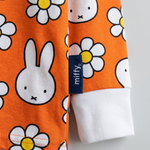 Barn iført Miffy Daisy Days-pyjamasæt i bambus til børn