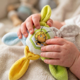 Bien Maja er en plys, der hviner