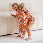 Barn iført Miffy Daisy Days-pyjamasæt i bambus til børn
