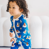 Baby iført ZIPSTER x Miffy Starry Sleep-bambus-sovdragt