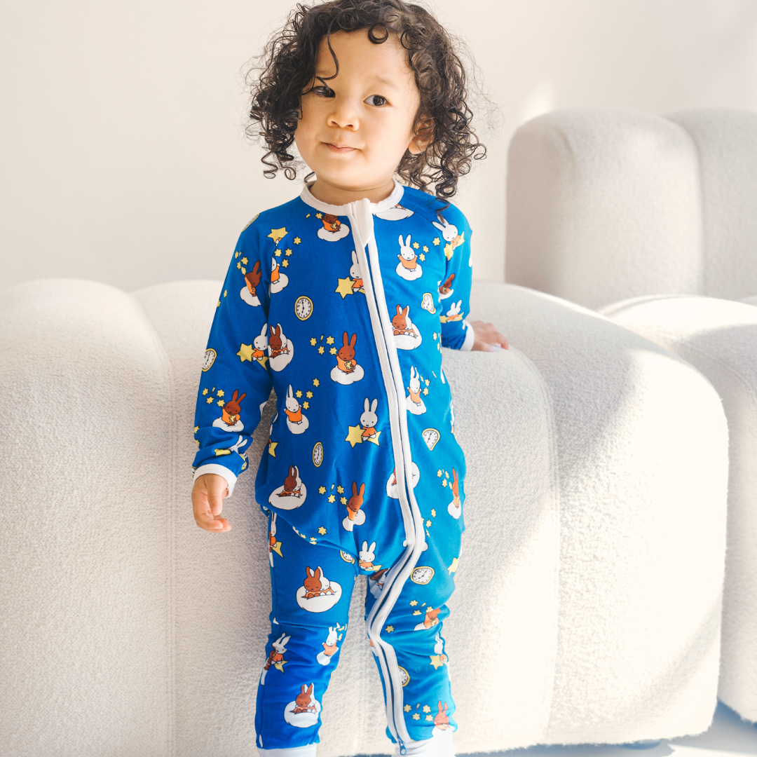Baby iført ZIPSTER x Miffy Starry Sleep-bambus-sovdragt