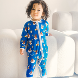 Baby iført ZIPSTER x Miffy Starry Sleep-bambus-sovdragt