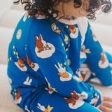 Baby iført ZIPSTER x Miffy Starry Sleep-bambus-sovdragt