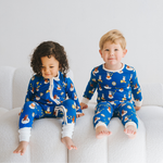 Baby iført ZIPSTER x Miffy Starry Sleep-bambus-sovdragt