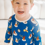 Barn iført Miffy Starry Sleep-pyjamasæt i bambus til børn