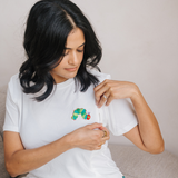 Amnings-T-shirt Den mycket hungriga larven™ Broderad