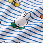Nærbillede af det bløde bambusstof i børnenes Miffy Peek-a-Boo Blue-pyjamasæt i bambus
