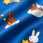 Nærbillede af det bløde bambusstof i Miffy Starry Sleep-pyjamasættet til børn