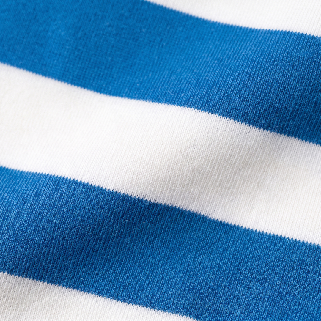 Close-up van de zachte bamboestof van het nijntje gestreepte kinder-T-shirt met ringer-boord van Move