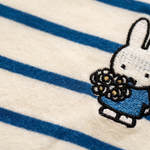 Design-Detail des gestreiften Still-T-Shirts Miffy mit verdeckten Stillreißverschlüssen