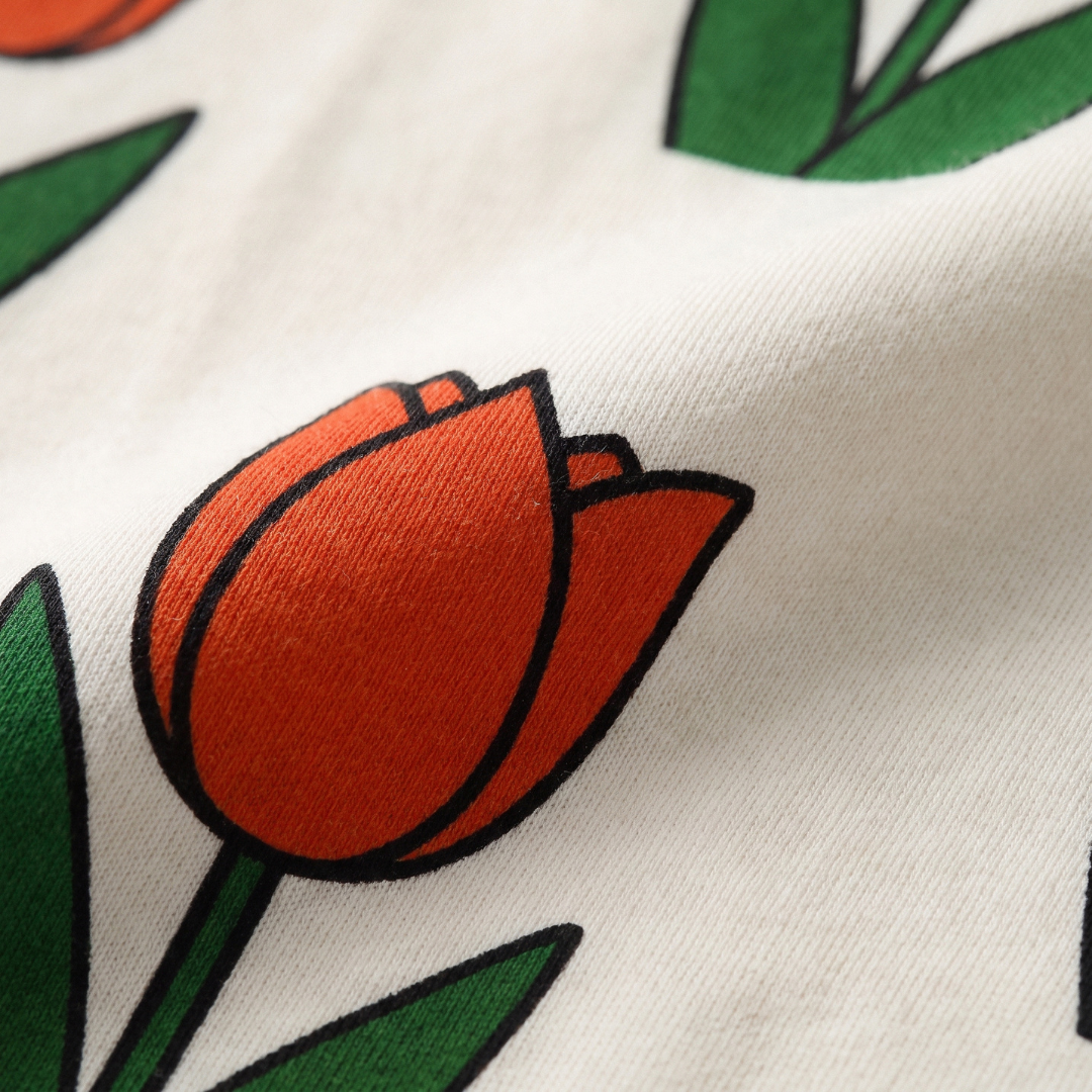 Close-up van de zachte bamboestof van de nijntje uit de bamboe-loungeset met ‘Meadow’-tulpenprint