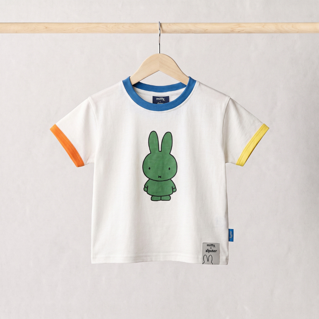 Hvid Miffy børne-T-shirt med grøn Miffy-print, set forfra