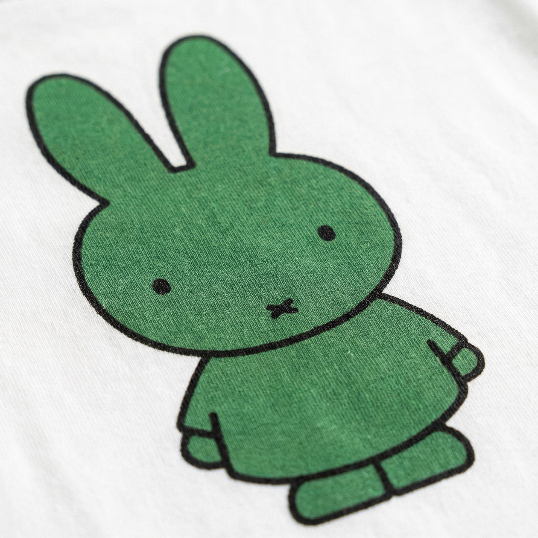 Designdetalje på den hvide Miffy børne-T-shirt med grønt Miffy-tryk