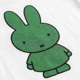Designdetalje på den hvide Miffy børne-T-shirt med grønt Miffy-tryk