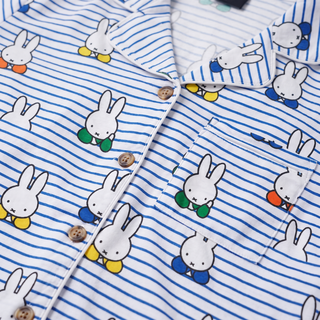 Detalle de diseño del conjunto de pijama de bambú para hombre Miffy «Peek-a-Boo Blue»