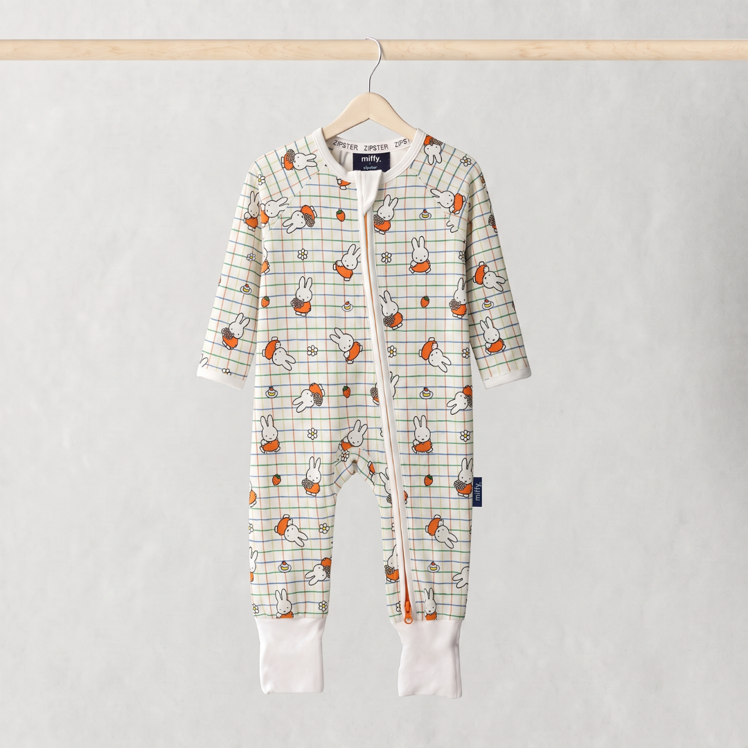 ZIPSTER x Miffy Bambus-babydragt fra Checkered Bloom, set forfra
