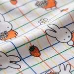 Nærbillede af det bløde bambusstof på ZIPSTER x Miffy Checkered Bloom bambus-babyheldragt