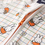 Lynlås i begge retninger på ZIPSTER x Miffy Checkered Bloom bambus-babyheldragt