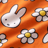 Nærbillede af det bløde bambusstof i Miffy Daisy Days-pyjamasættet til børn