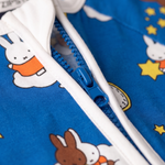 Lynlås i begge retninger på ZIPSTER x Miffy Starry Sleep bambus-sovdragt